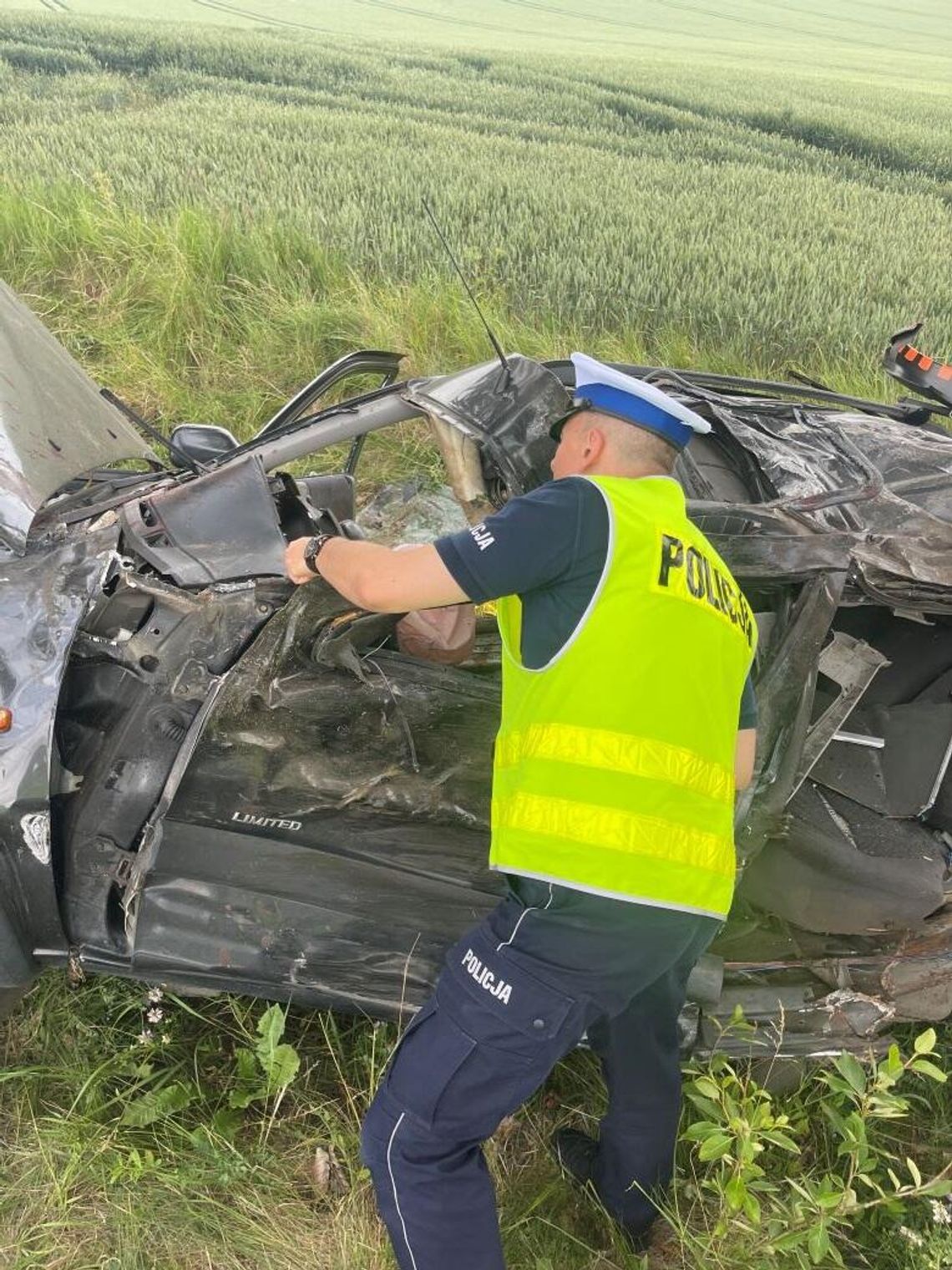 43-letni kierowca uderzył w drzewo i zginął na miejscu. Sztumscy policjanci apelują o ostrożność i rozsądek za kierownicą.