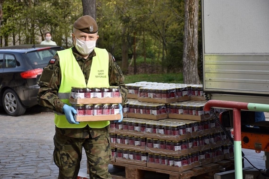 Aktywna wiosna pomorskich terytorialsów. W Ryjewie przekazywano  paczki żywnościowe z tczewskiego Banku Żywności