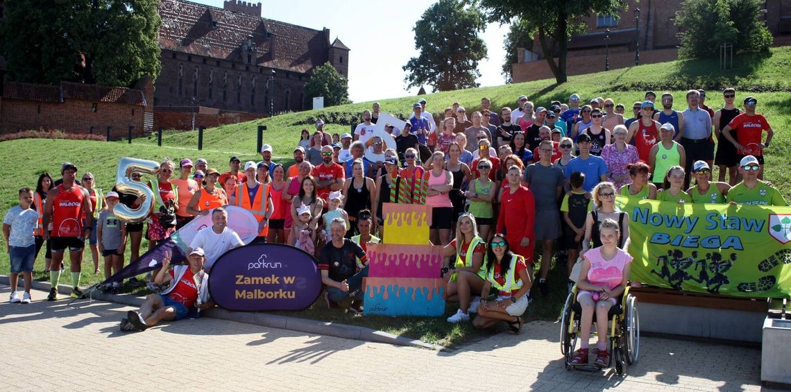Aktywne świętowanie 6. urodzin parkrun Zamek w Malborku.