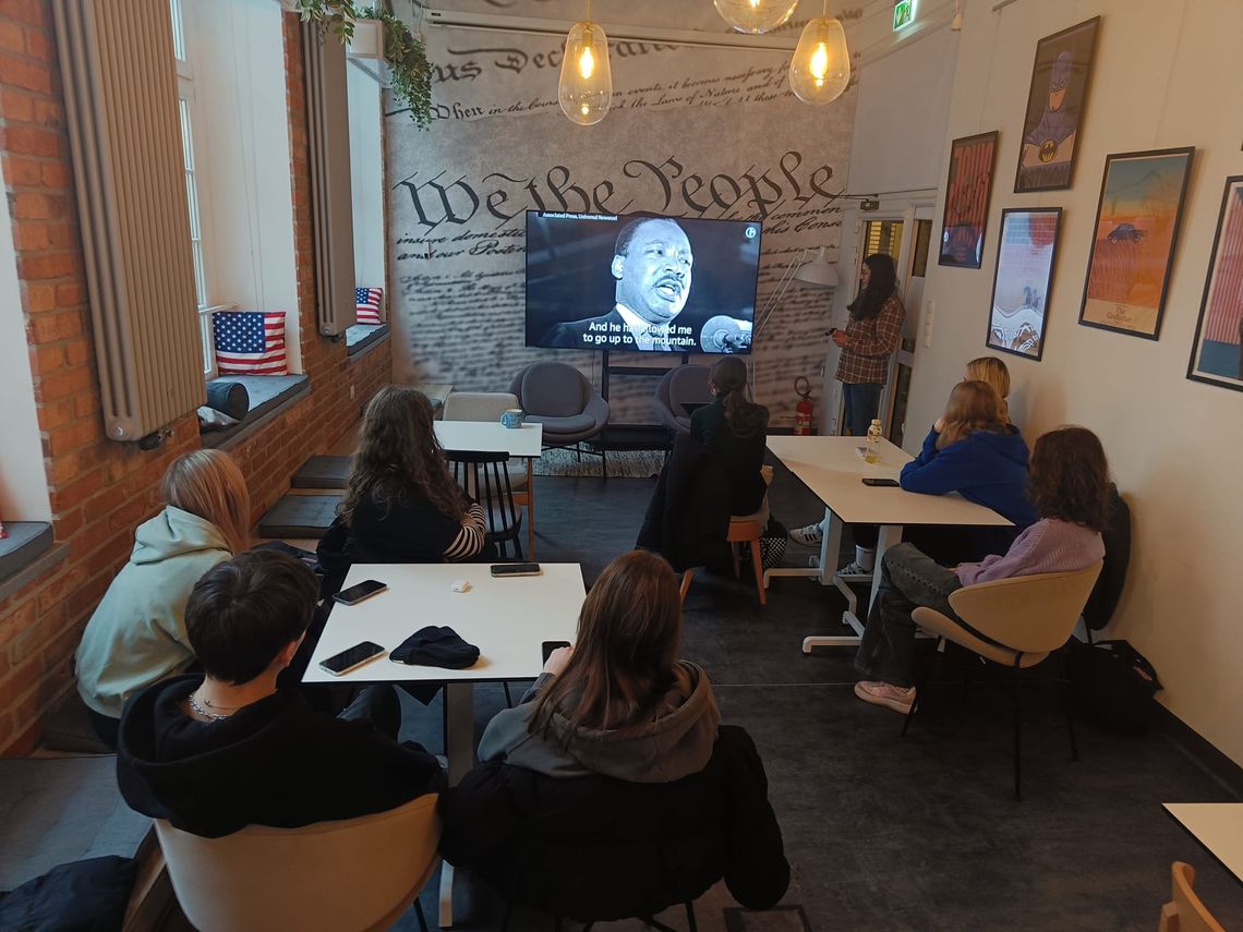 American Corner. Warsztaty językowe młodzieży z II LO w Malborku.