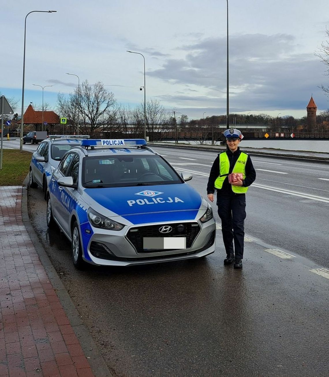 Apteczki dla kierowców od malborskiej drogówki w ramach akcji „Bezpieczna droga na ferie”