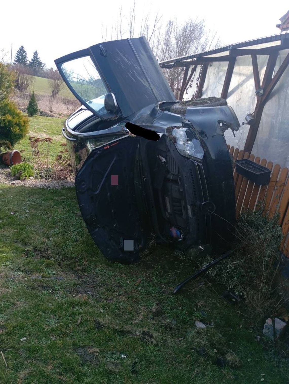 Autem wjechała w altanę. Sztumska policja apeluje o ostrożność.