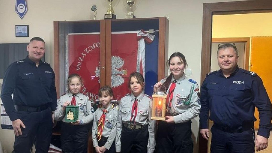 Betlejemskie Światło Pokoju w sztumskiej komendzie.