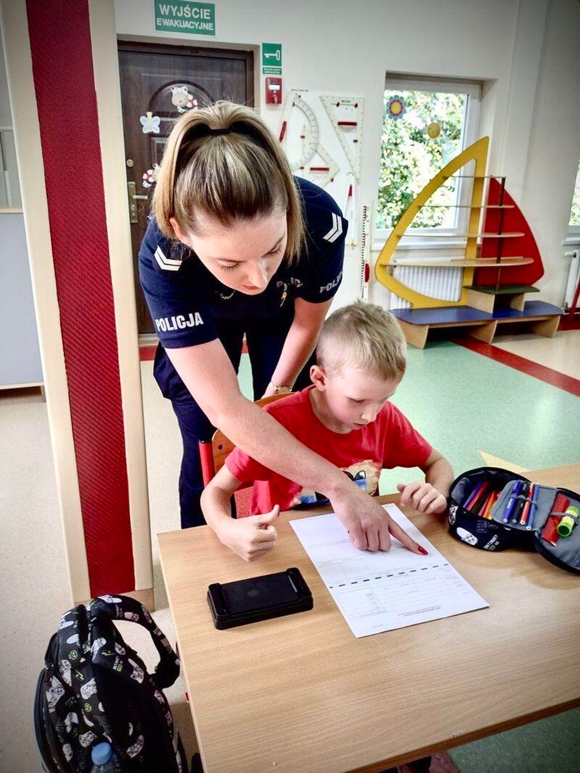 „Bezpieczna droga do szkoły”. Spotkanie policjantów z uczniami w Nowej Wsi Malborskiej.