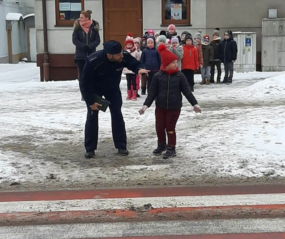 "Bezpieczne przejście przez jezdnię" w teorii i praktyce ze sztumskimi policjantami.