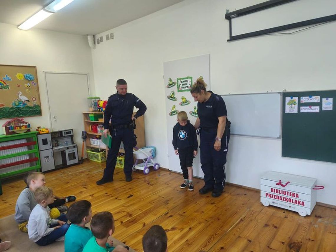 Bezpieczne wakacje - spotkania profilaktyczne z policjantami w Nowym Stawie.