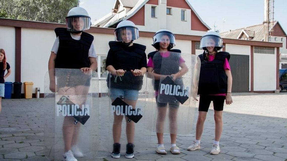 Bezpieczne wakacje. Spotkanie dzielnicowego ze Starego Targu z dziećmi.