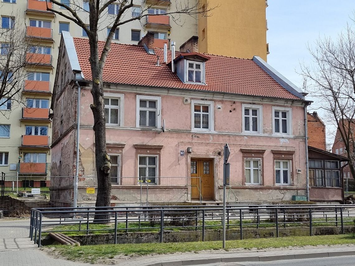 Budynek przy ul. Mickiewicza w Malborku zostanie zrewitalizowany. Ruszyły prace remontowe.