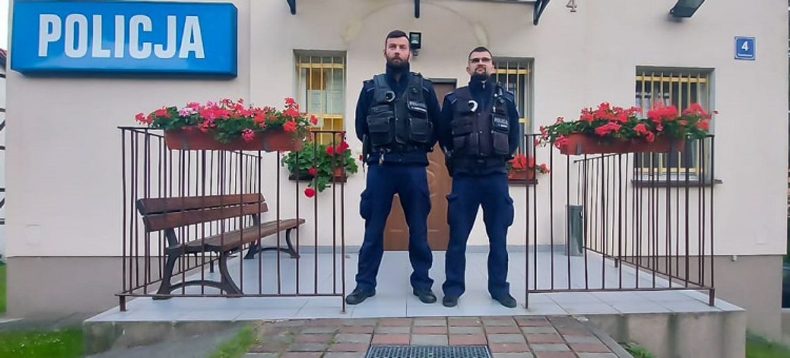 Było blisko tragedii. Policjanci wyważyli drzwi i ewakuowali mieszkańców z zadymionego budynku w Nowym Dworze Gdańskim.
