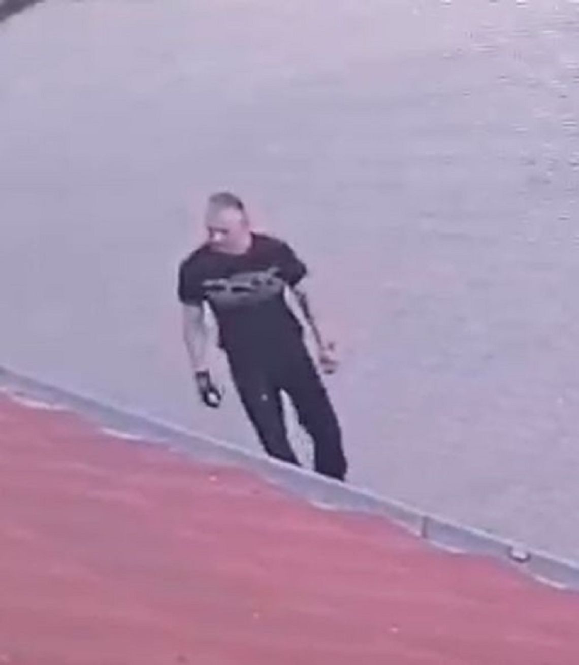 Czy rozpoznajesz tego mężczyznę? Malborska policja prosi o zidentyfikowanie sprawcy kradzieży roweru.