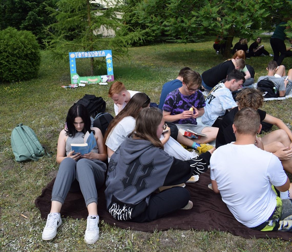 Czytanie na trawie w Technikum nr 3 w Malborku