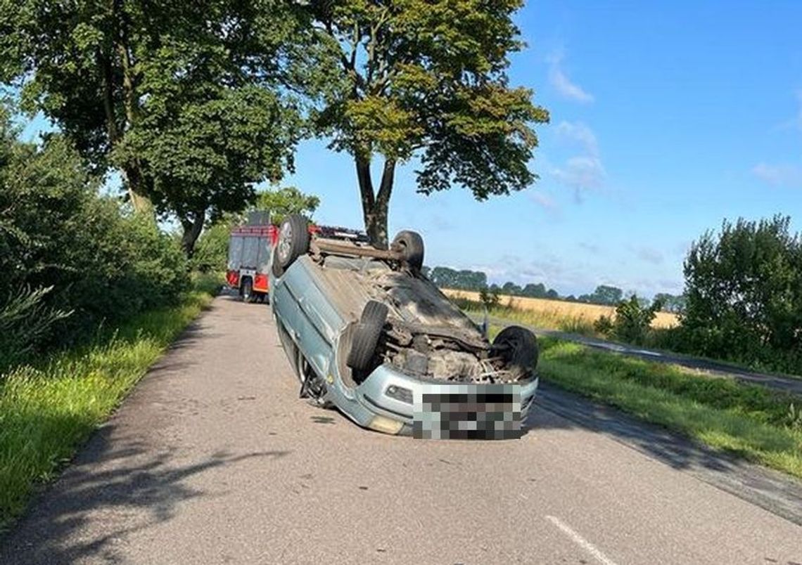 Dachowanie auta koło Lichnów. Policja apeluje o ostrożność!