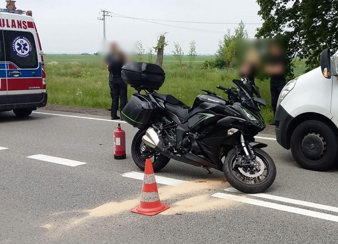 DK22. Zderzenie motocyklisty z samochodem