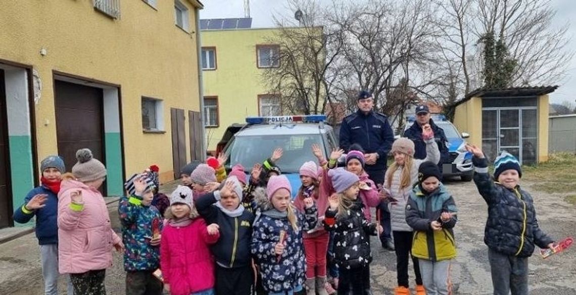 Dzieci z wizyta u dzielnicowego w Posterunku Policji w Starym Targu