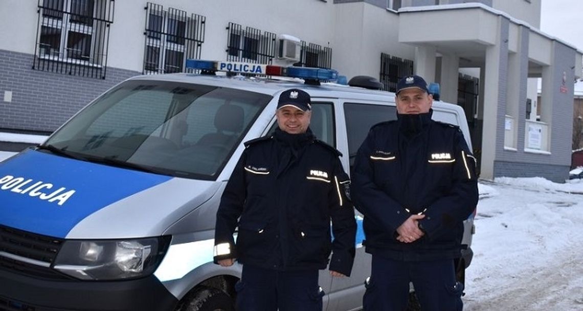 Dzielnicowi uratowali starszego mężczyznę, który wycieńczony nie mógł samodzielnie opuścić mieszkania.