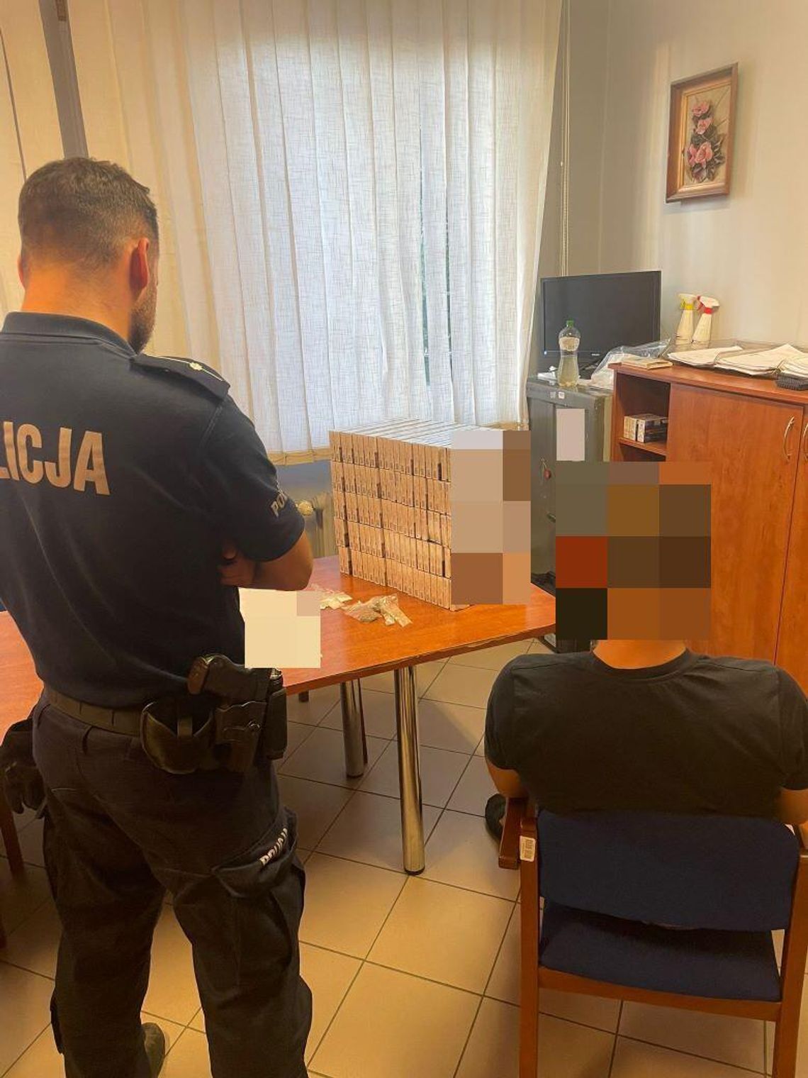 Dzielnicowi z Dzierzgonia zatrzymali kierowcę z narkotykami i nielegalnymi papierosami.