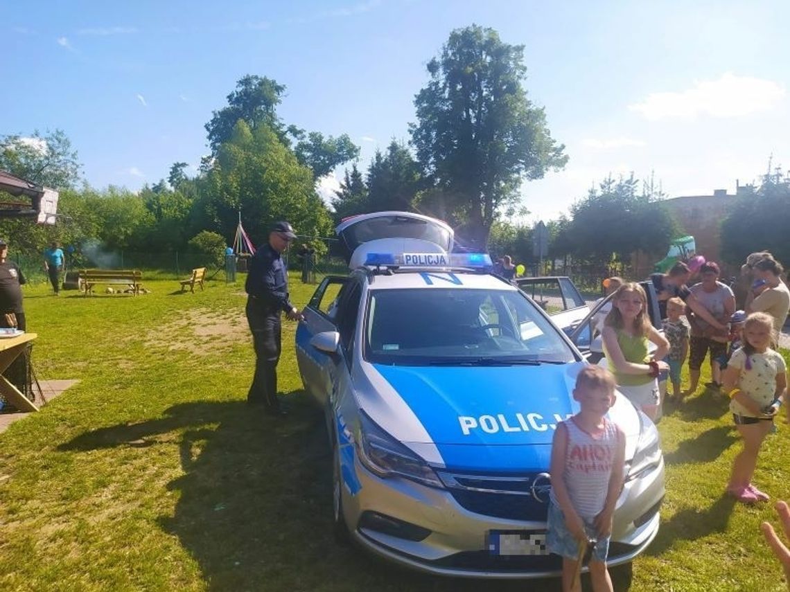 Dzielnicowy z Posterunku Policji w Dzierzgoniu na festynie rodzinnym.