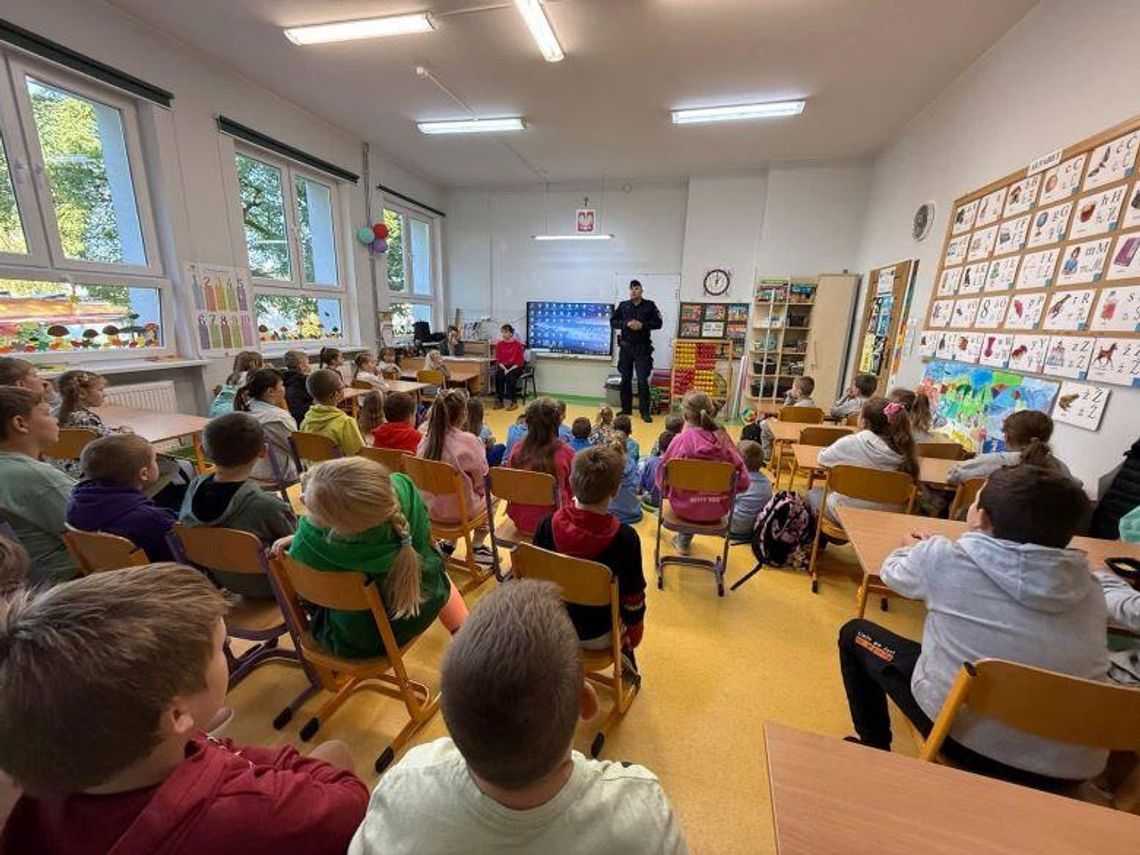 Dzielnicowy ze Starego Targu spotkał się z uczniami i rozmawiał o bezpieczeństwie.