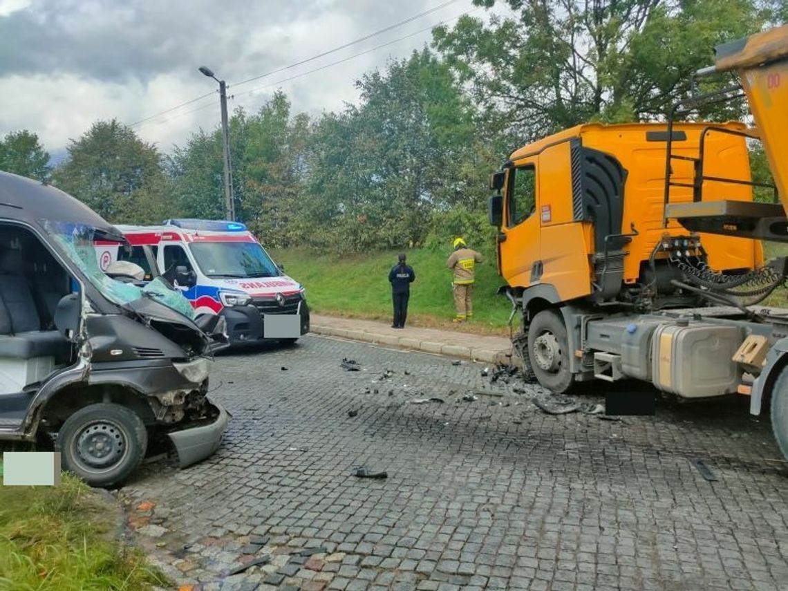 Dzierzgoń. 20-letni kierujący bez uprawnień zderzył się z ciężarówką