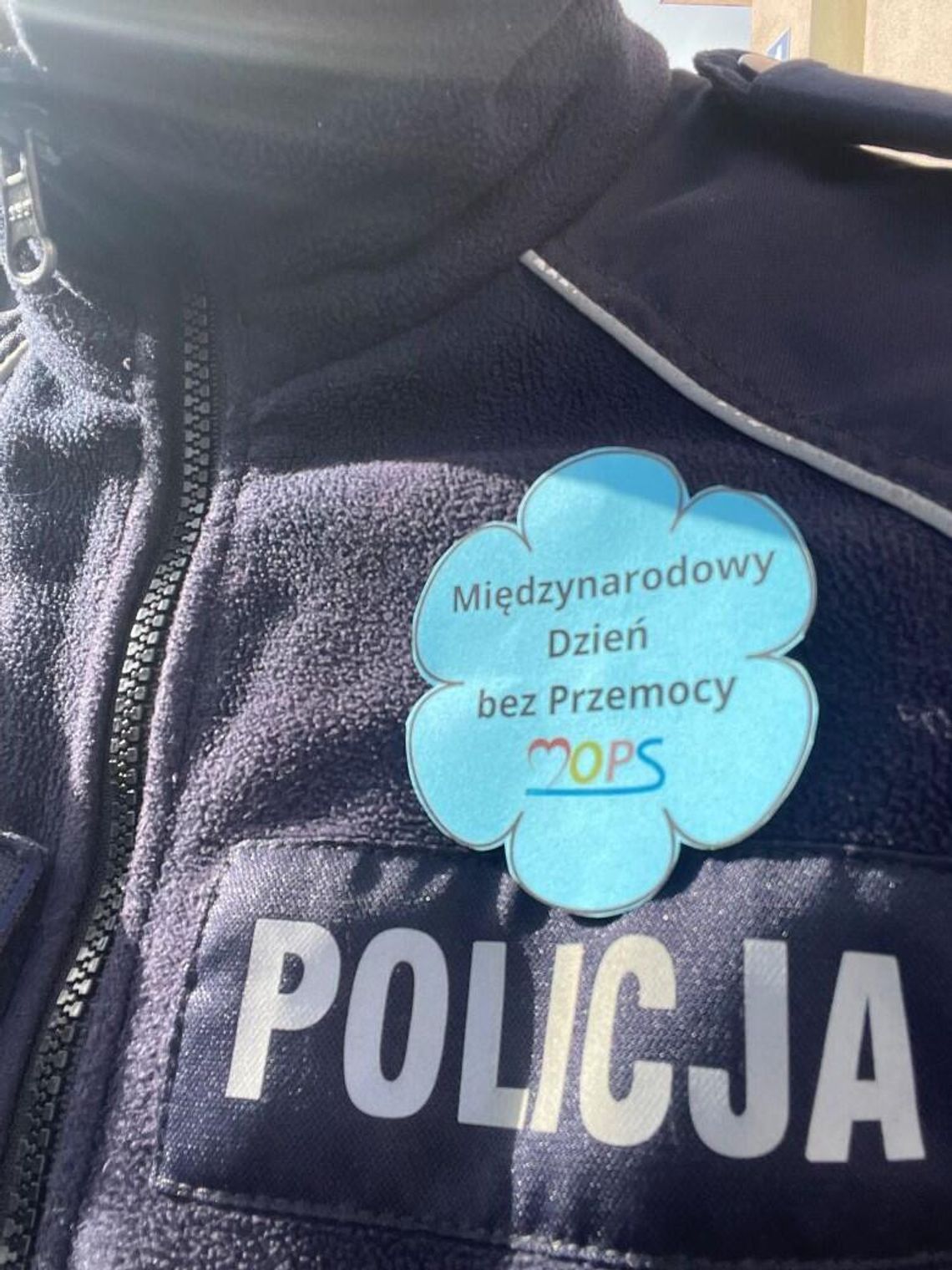 Dzierzgoń. Międzynarodowy Dzień bez Przemocy - spotkanie policjantów z uczestnikami happeningu.