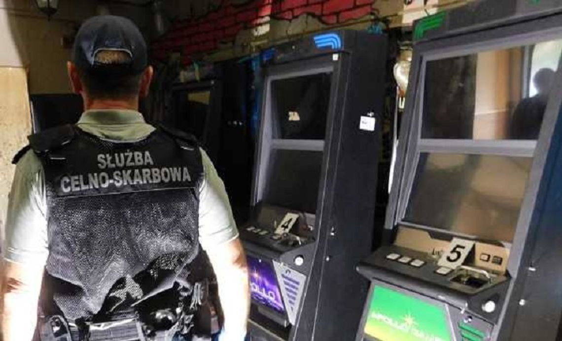 Funkcjonariusze pomorskiej KAS znaleźli w Gdyni i Malborku 12 nielegalnych automatów do gier. 