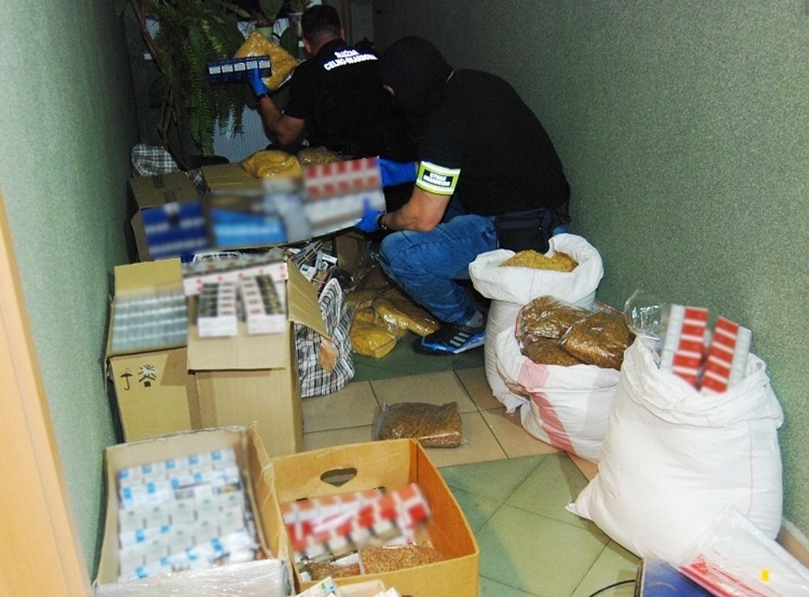 Funkcjonariusze SG i KAS zatrzymali ponad 40 kg krajanki tytoniowej i 66 tys. papierosów bez polskich znaków skarbowych akcyzy.