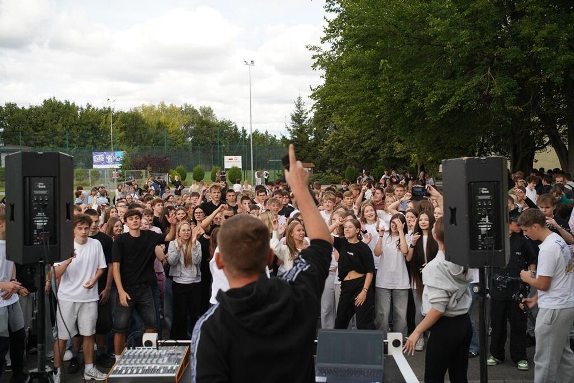 Głośniejsi od szkolnego dzwonka! Otrzęsiny klas pierwszych w Technikum nr 3. Głośniejsi od szkolnego dzwonka! Otrzęsiny klas pierwszych w Technikum nr 3.
