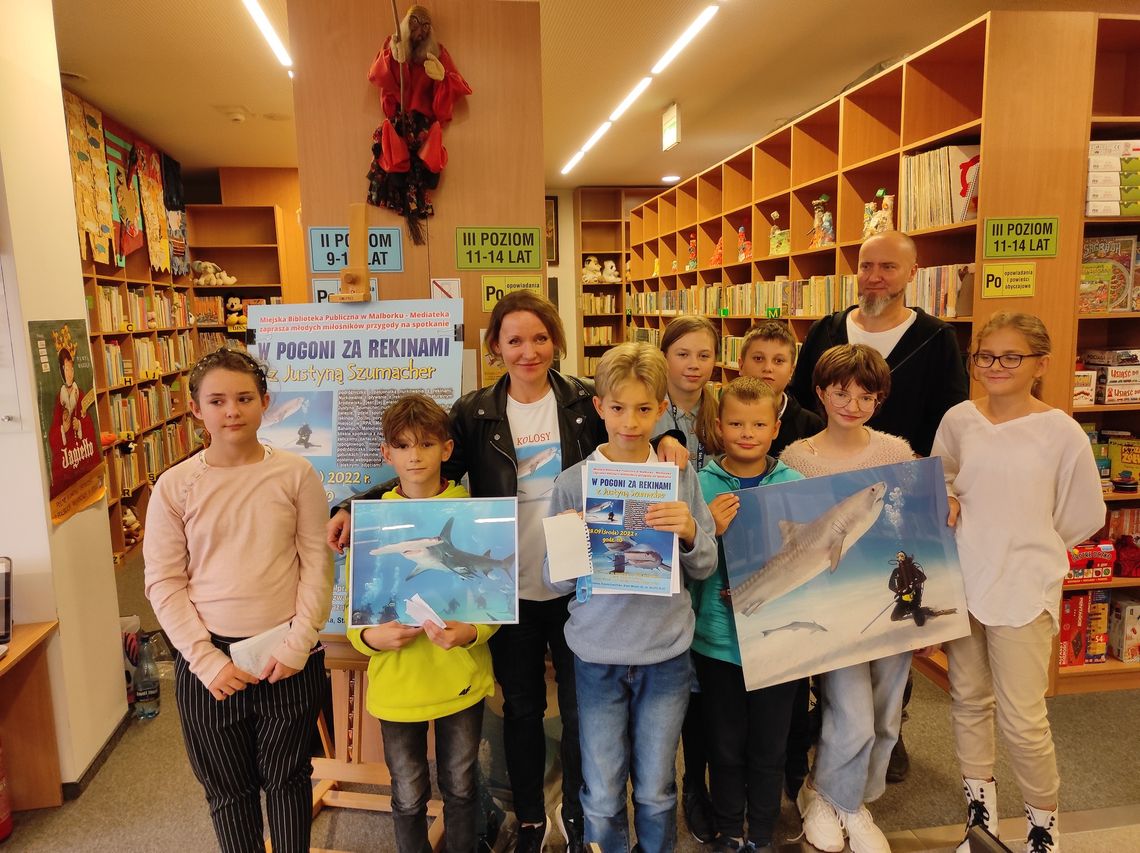 Justyna Szumacher — podróżniczka i pasjonatka nurkowania z rekinami gościła w malborskiej Mediatece.