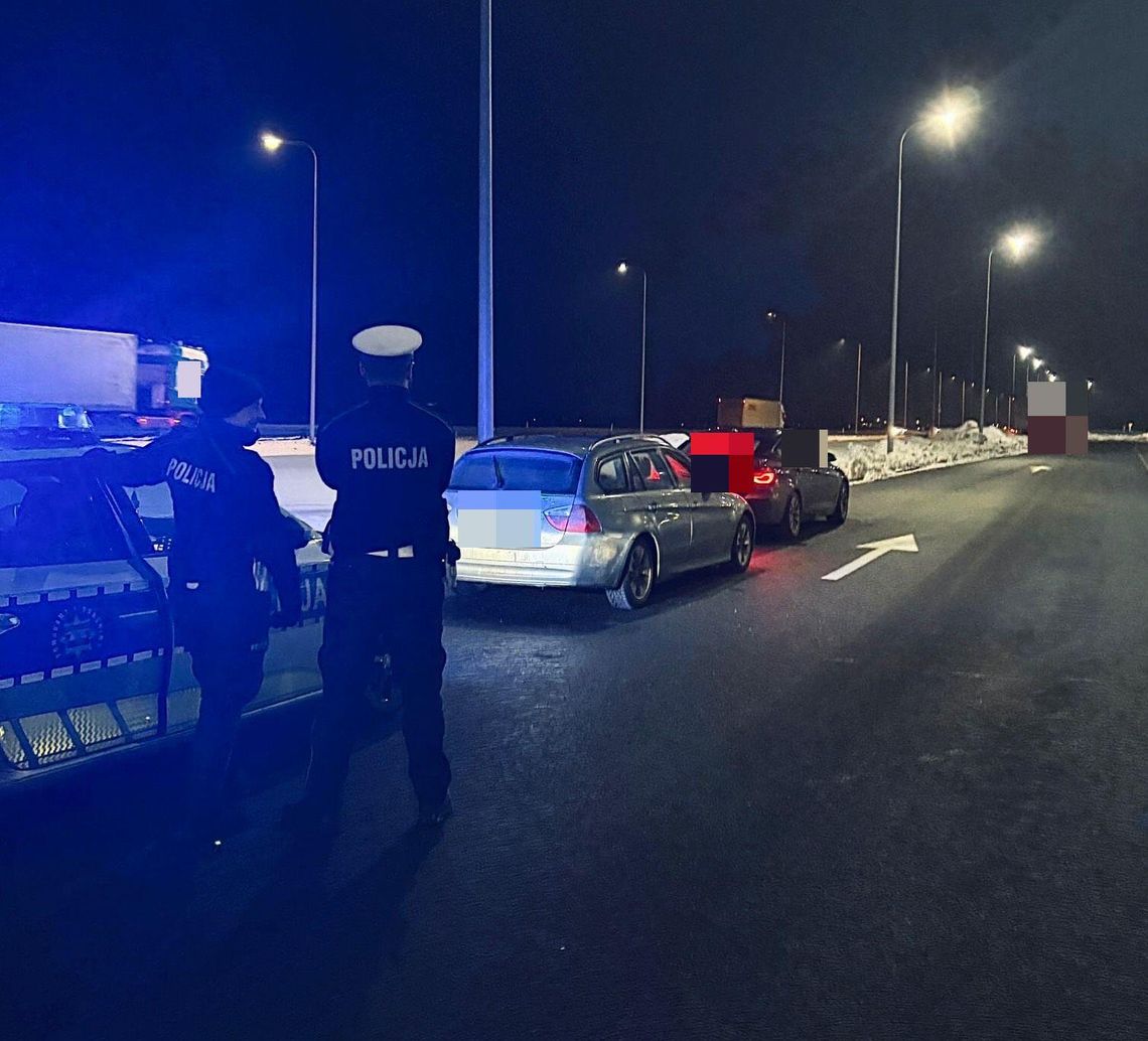 Kierowca z sądowym zakazem i narkotyki u pasażerów - trzech mężczyzn zatrzymanych na drodze S7. Kierowca z sądowym zakazem i narkotyki u pasażerów - trzech mężczyzn zatrzymanych na drodze S7.