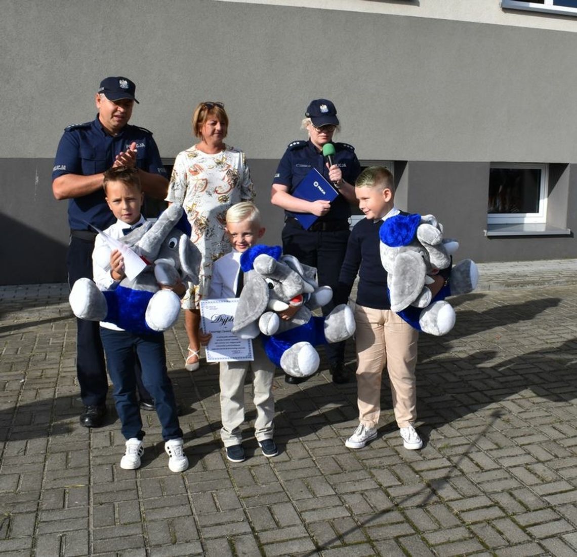 Komendant malborskiej policji nagrodził 3 młodych mieszkańców Malborka