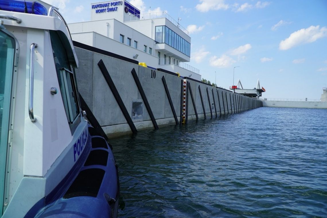 Krynica Morska. Policjanci eskortowali do brzegu kobietę dryfującą na materacu.