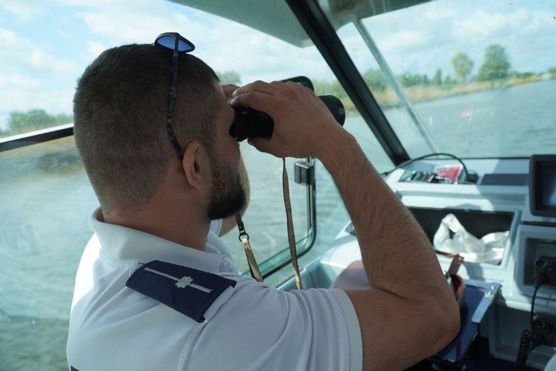 Majowe działania policjantów na wodach Pętli Żuławskiej – kontrole skuterów wodnych i innych jednostek pływających.