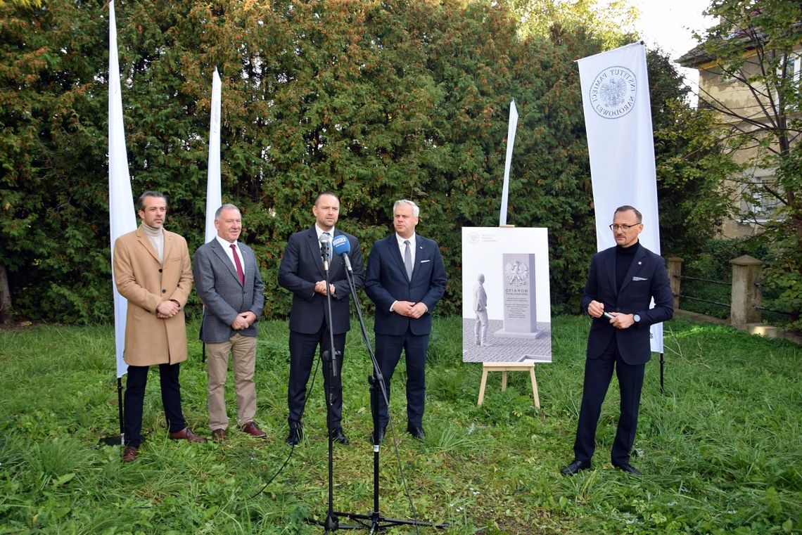 Malbork. Briefing prasowy prezesa Instytutu Pamięci Narodowej oraz władz miasta.