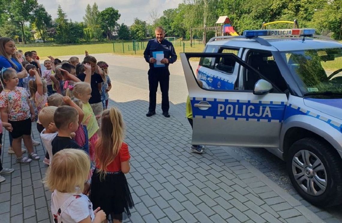 Malbork. Dzielnicowi rozmawiają z dziećmi o bezpieczeństwie podczas wakacji