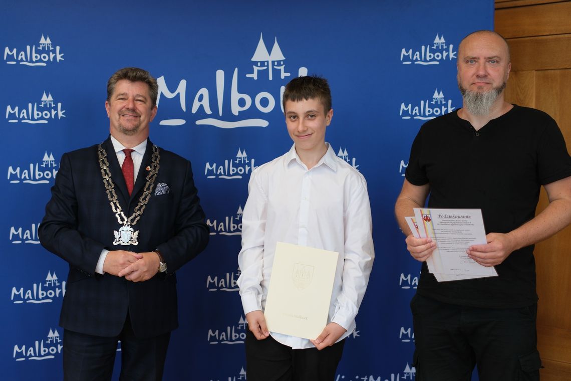 Malbork. Nagrody dla najlepszych uczniów, finalistów i laureatów konkursów przedmiotowych i poza przedmiotowych.