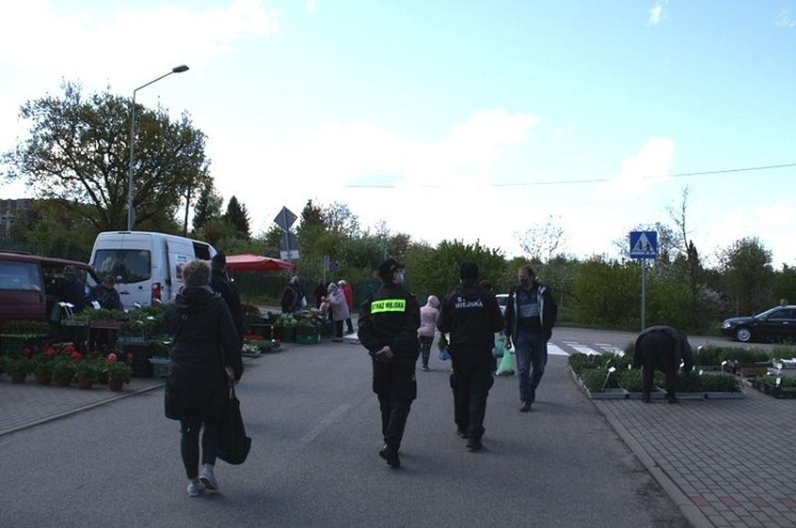 Malbork. Policjanci kontrolują działanie malborskiego targowiska.