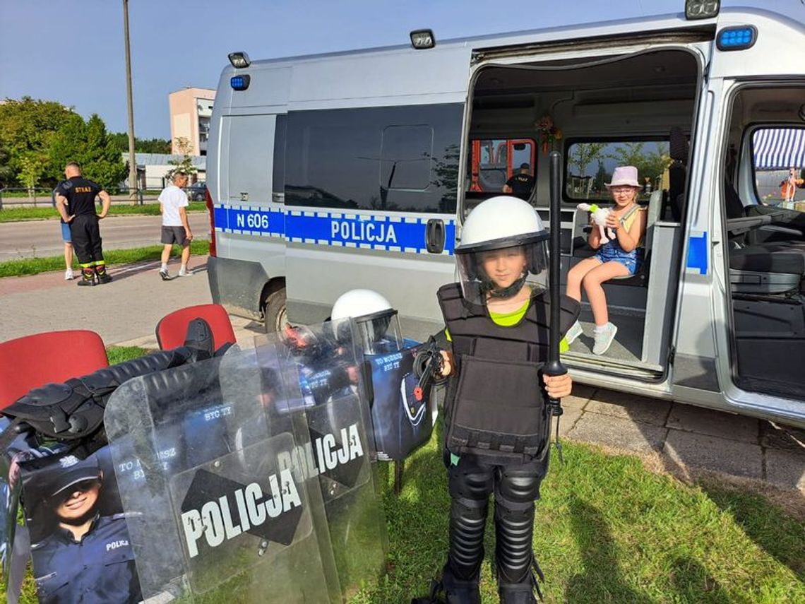 Malbork. Policjanci na festynach promowali swój zawód i rozmawiali o bezpieczeństwie.