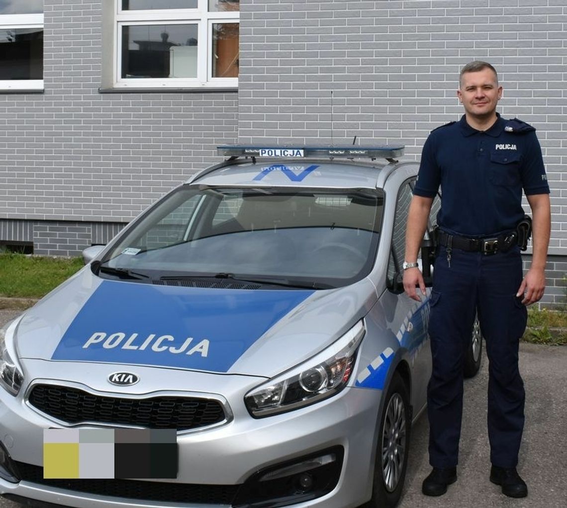 Malbork. Policjanci otrzymali zgłoszenie o chłopcu stojącym na parapecie na wysokości drugiego piętra. Interweniujący policjant ściągnął go z parapetu.