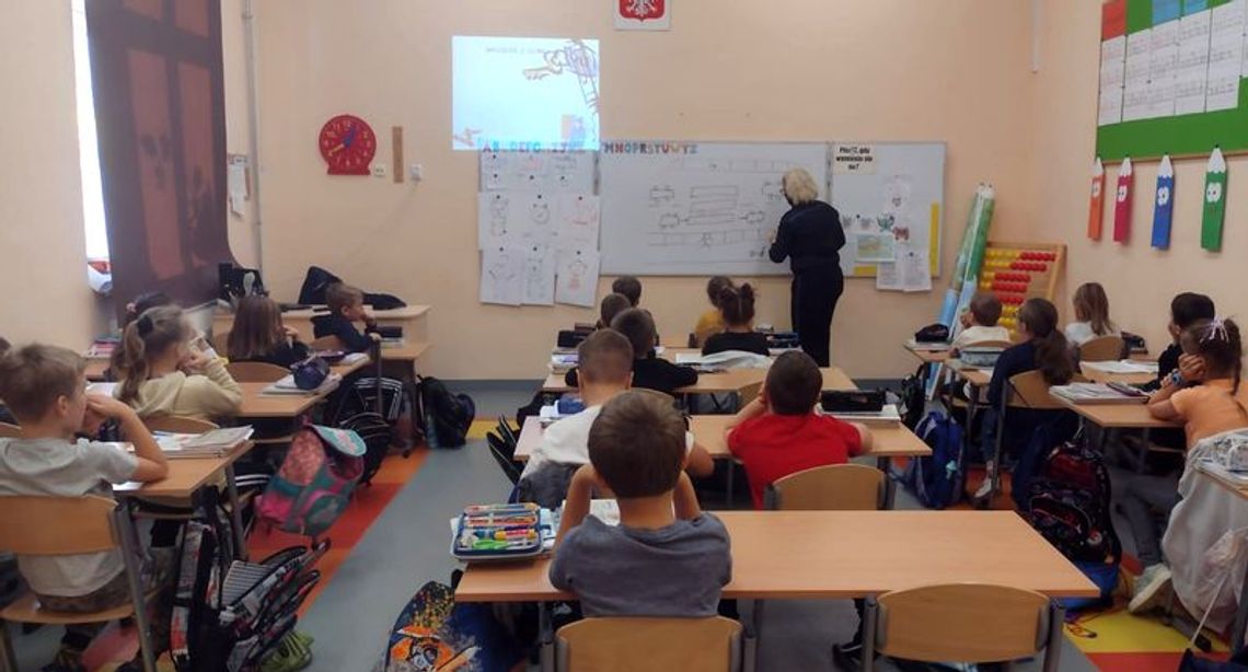 Malbork. Policjanci uczą dzieci bezpieczeństwa w drodze do szkoły