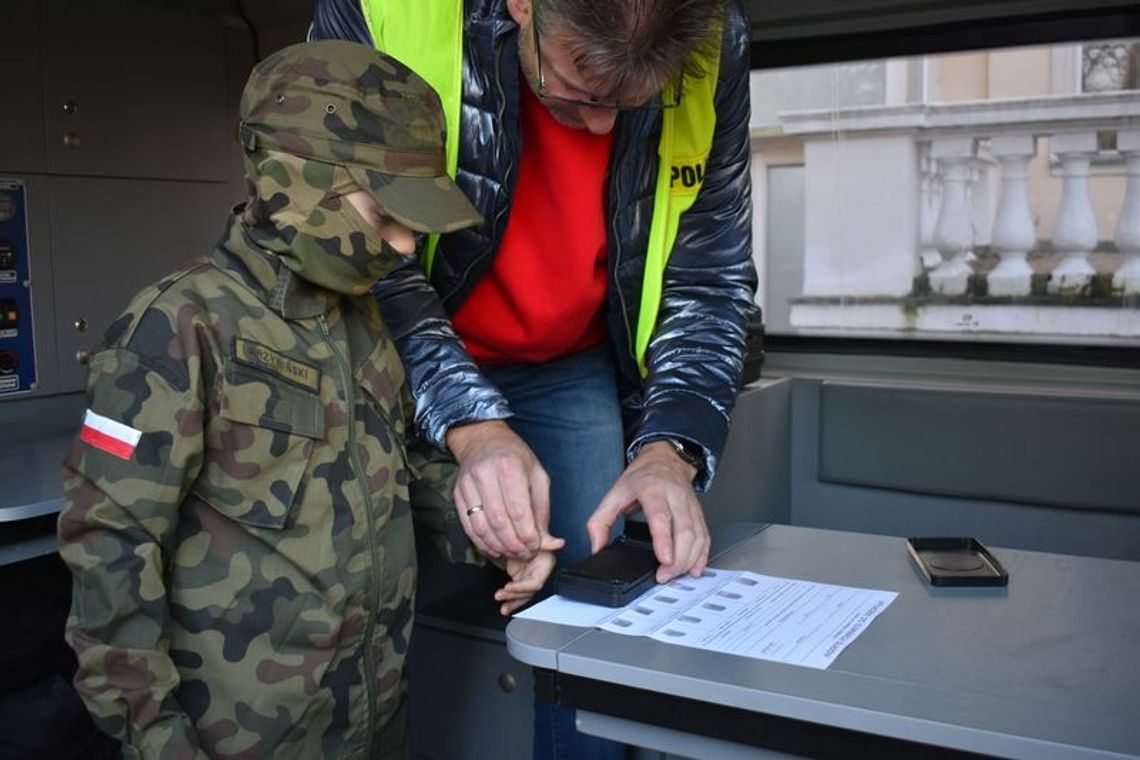 Malbork. Policjanci uczestniczyli w Pikniku Niepodległościowym.