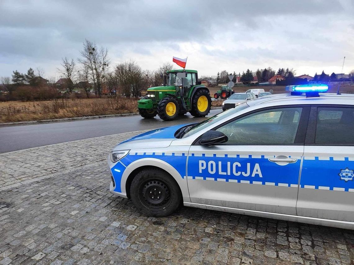 Malbork. Policjanci zabezpieczają protesty rolników.