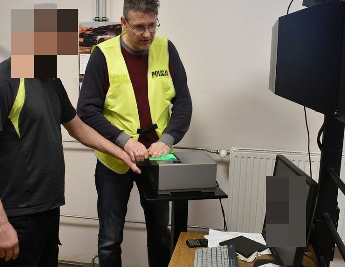 Malbork. Policjanci zatrzymali sprawcę i odzyskali przywłaszczony pojazd oraz gotówkę