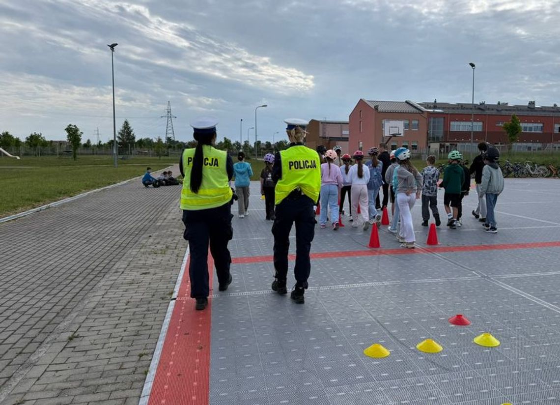 Malbork. Praktyczny egzamin na kartę rowerową pod nadzorem policjantek.