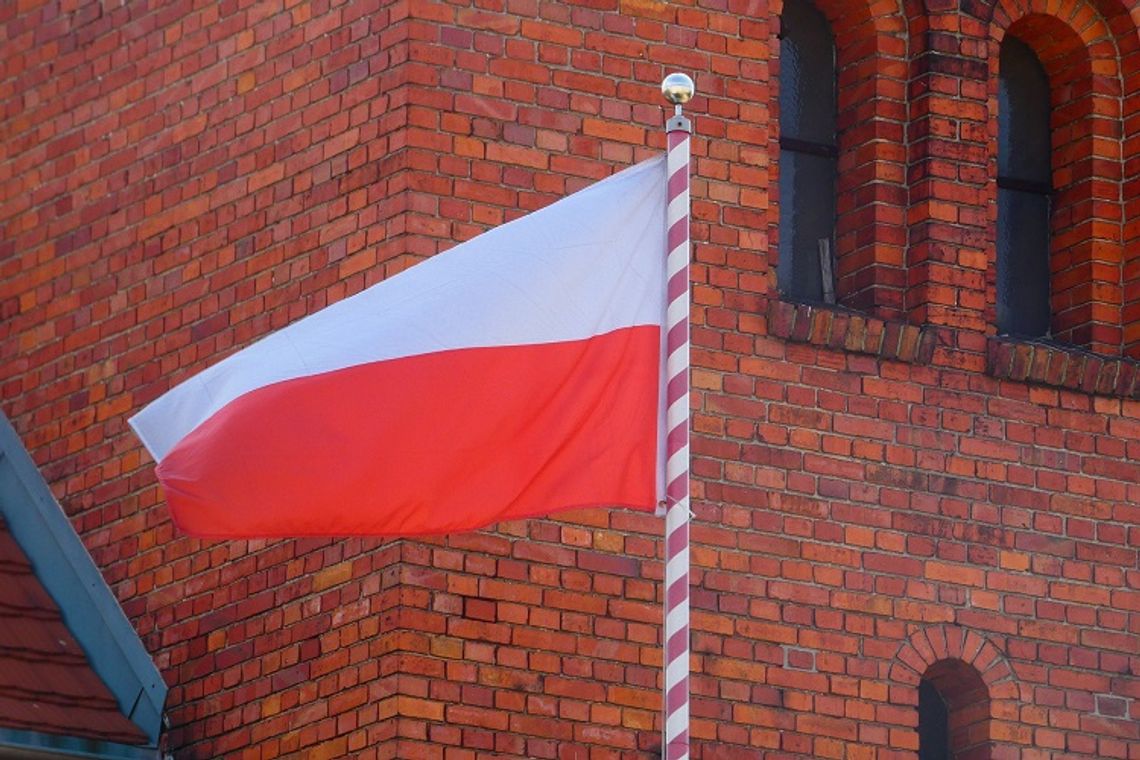 Malbork. Wywieś flagę w Dzień Flagi Państwowej Rzeczypospolitej.