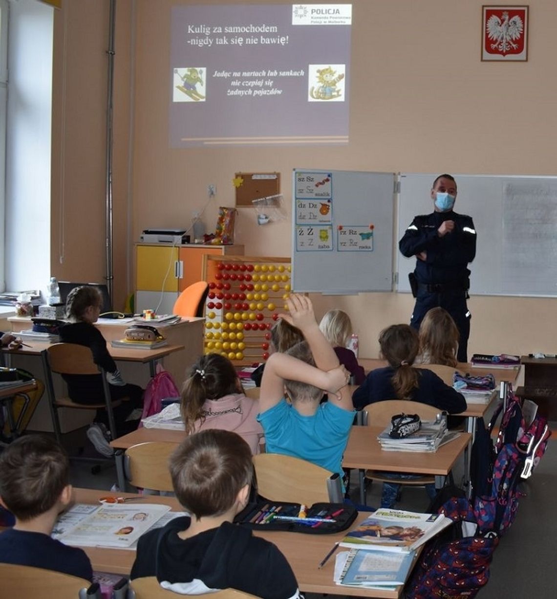 Malborscy dzielnicowi rozmawiają z dziećmi o bezpieczeństwie podczas ferii zimowych.
