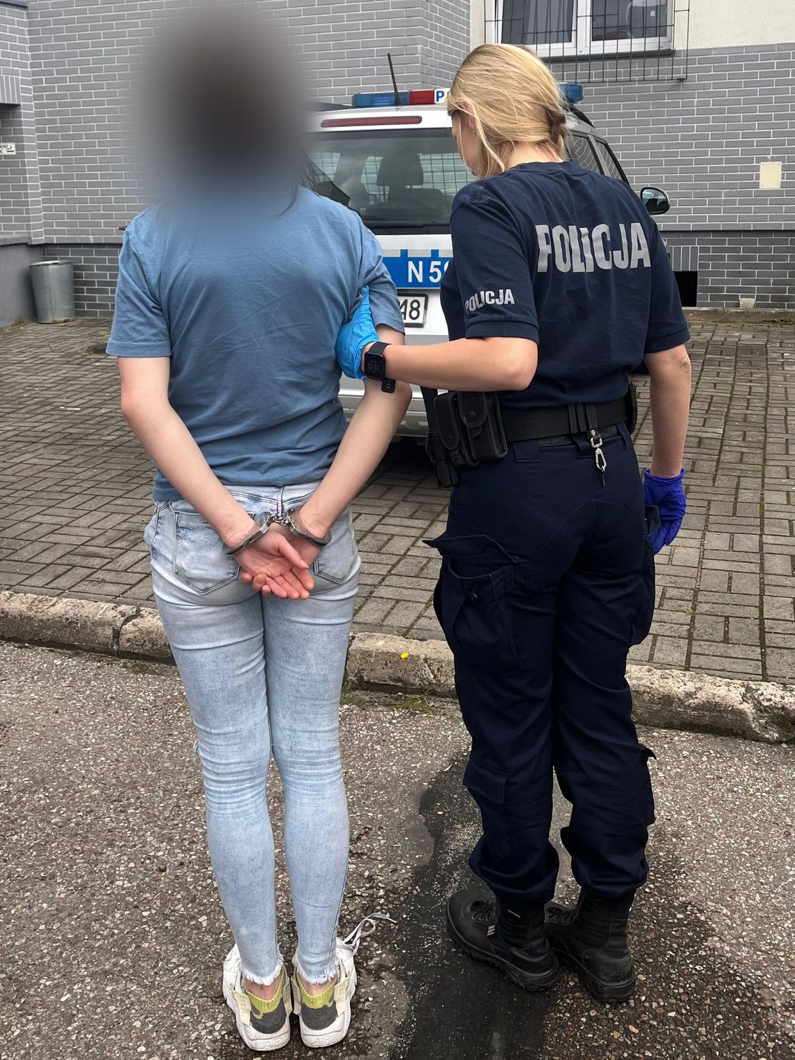 Malborscy dzielnicowi zatrzymali poszukiwanego 39-latka i 27-latkę, która posiadała narkotyki.