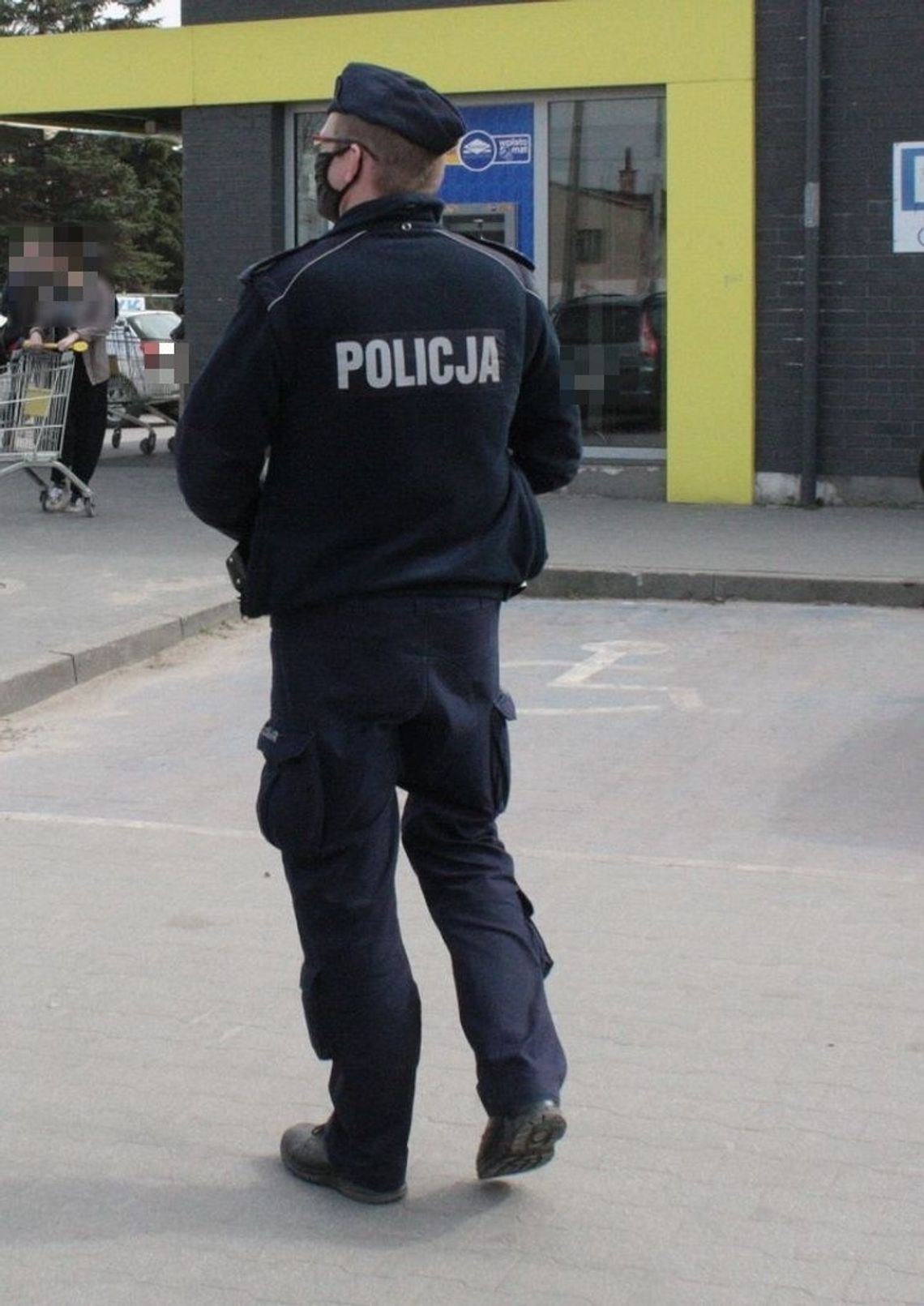 Malborscy policjanci kontrolują przestrzeganie reżimu sanitarnego.