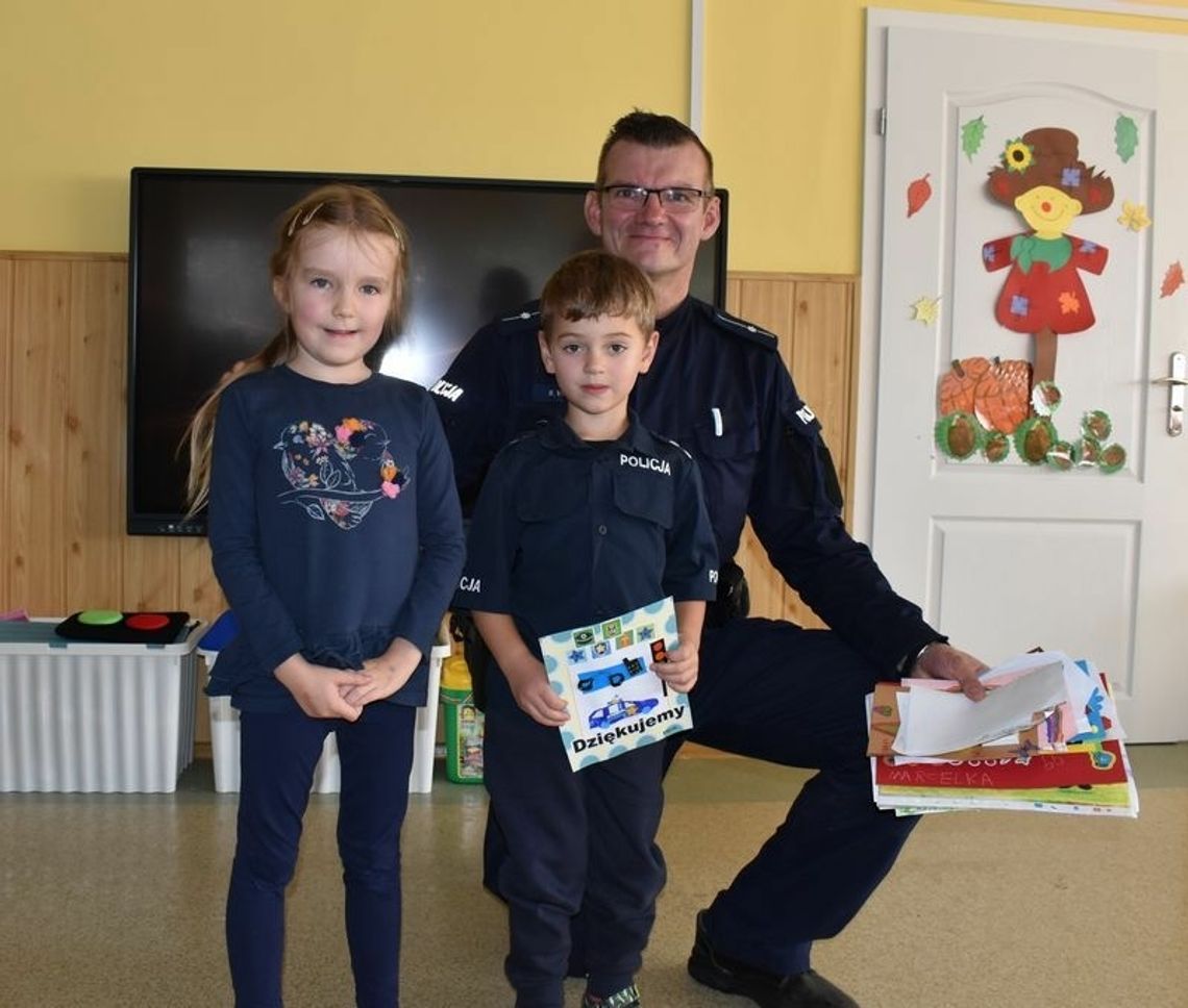 Malborscy policjanci na zajęciach z przedszkolakami.