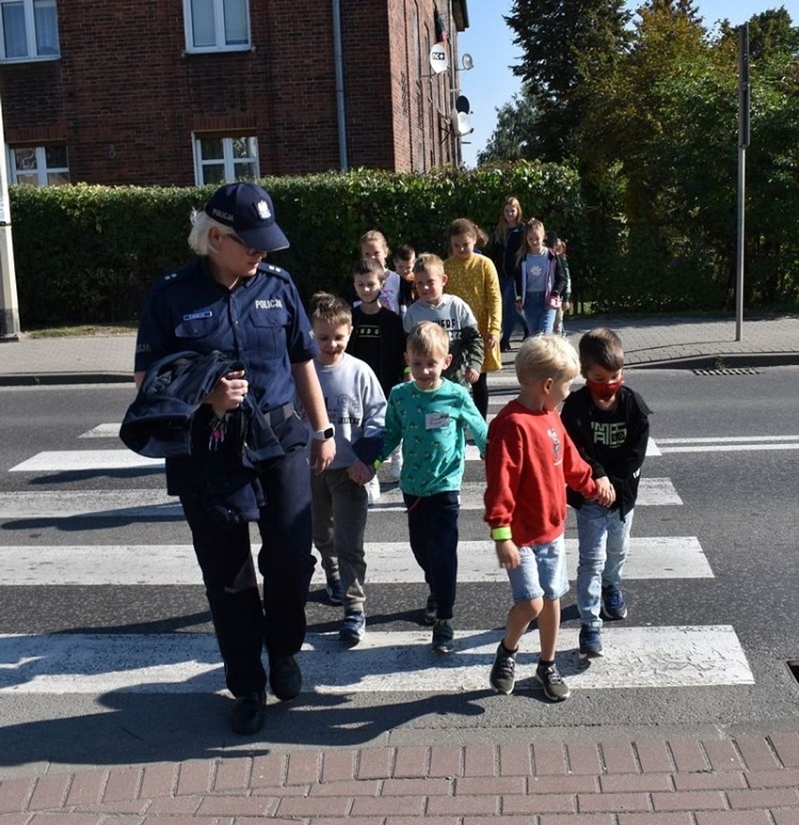 Malborscy policjanci uczą dzieci bezpieczeństwa w drodze do szkoły