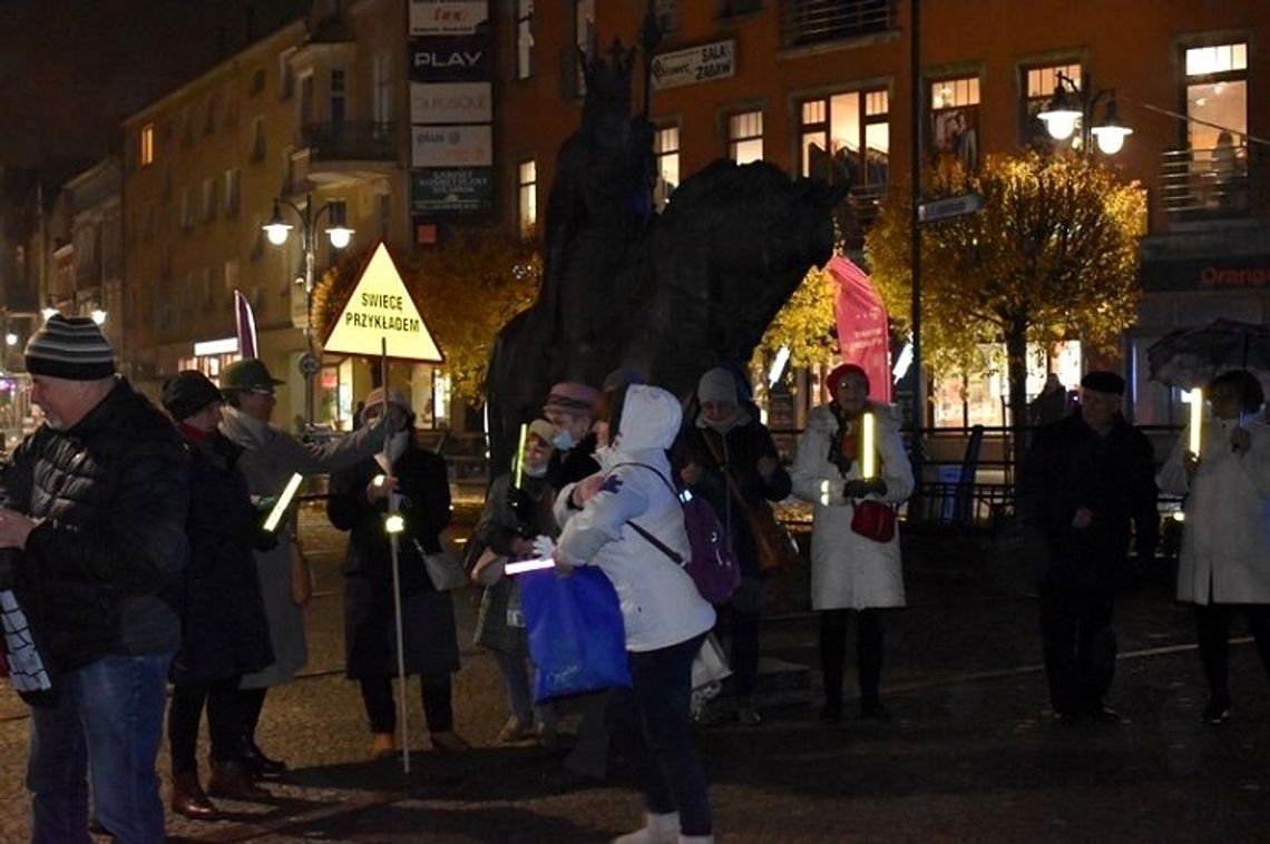 Malborscy Seniorzy i policjanci przypominali o noszeniu odblasków.